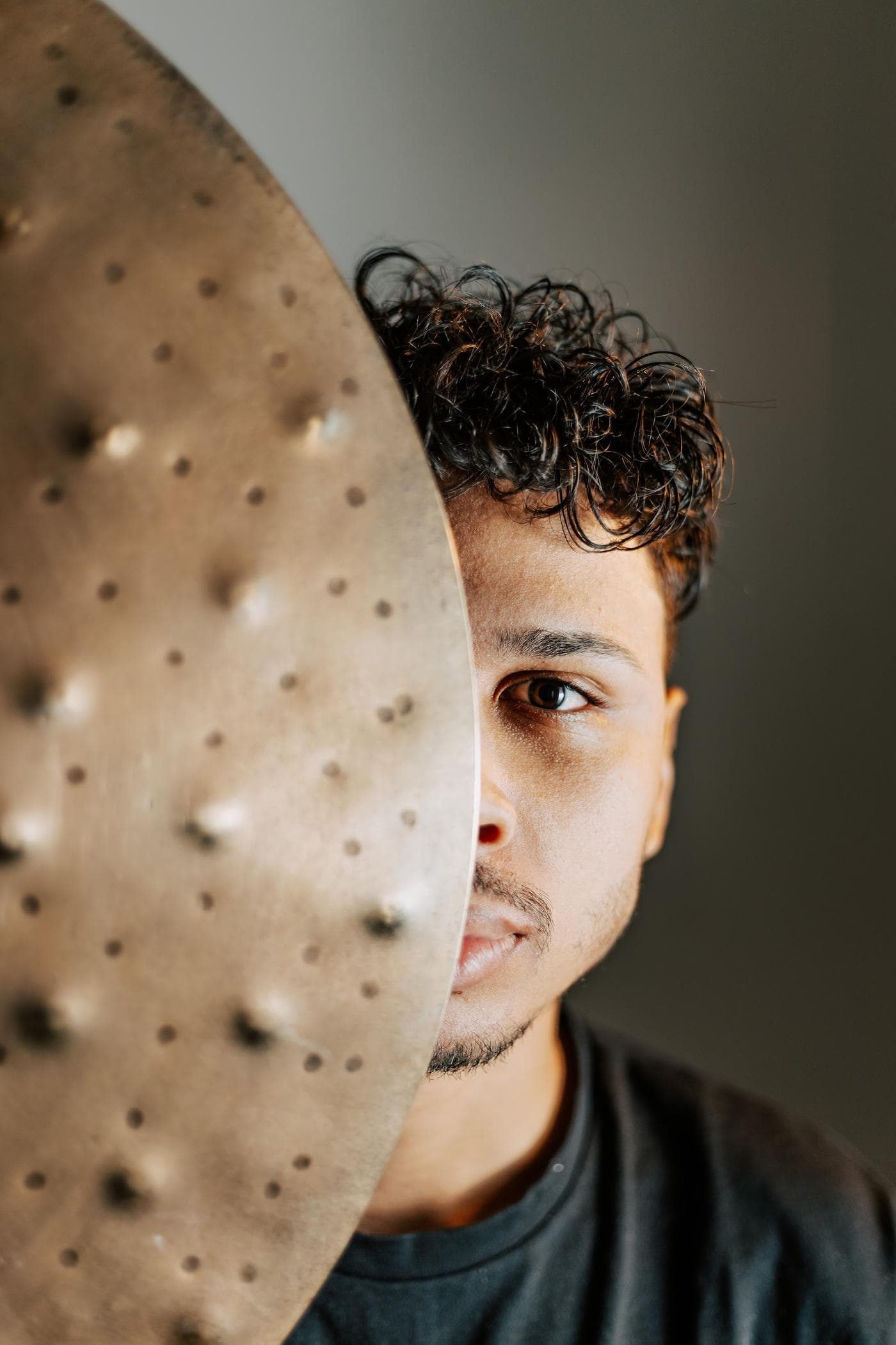 Prato Istanbul Agop cobrindo metade do rosto do Daniel